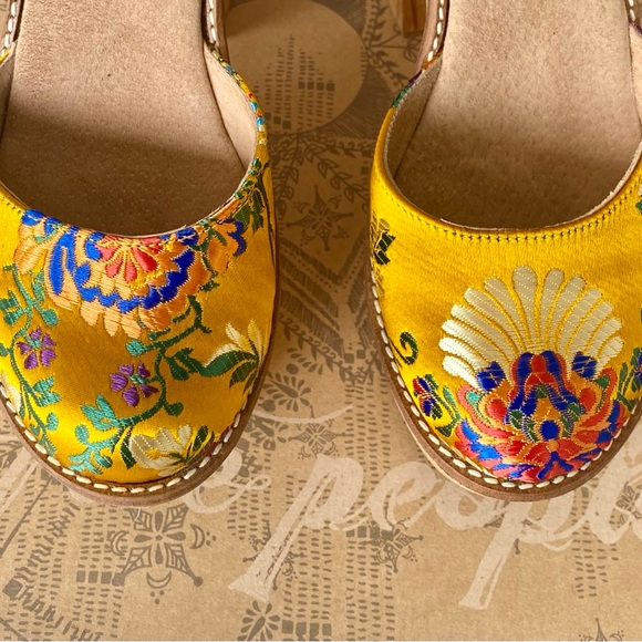 Boho Free People silk chinoiserie platform block heels with buckle strap💛💛 - Picture 2 of 4